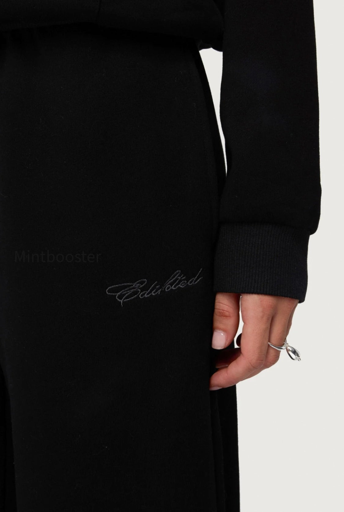 s22102_black